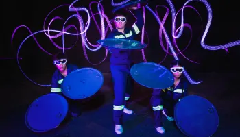 Grupo Batucar promove espetáculo musical utilizando instrumentos não convencionais 