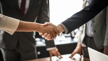 Cinco erros comuns em entrevistas de primeiro emprego: como evitá-los e conquistar a vaga dos sonhos