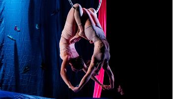 Final de semana tem espetáculos com dança circense e música sobre menestréis 