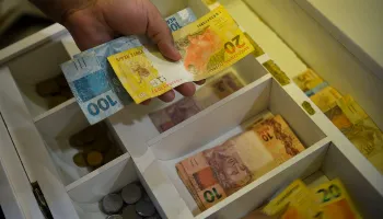Chegada do Pix fez brasileiros usarem dinheiro em papel cada vez menos, informa BC