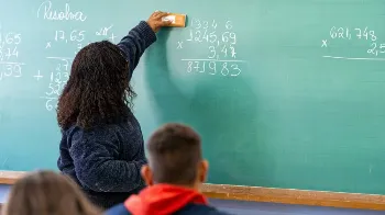 Prefeitura de Curitiba abre 1.443 vagas para professores; veja salários 