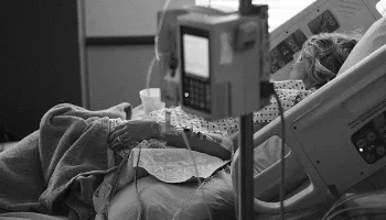 Número de mortes por covid-19 entre os idosos cai, mas óbitos de jovens preocupa em Maringá 