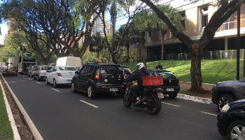 Donos de bares fazem carreata para protestar em Maringá Donos de bares fazem carreata para protestar em Maringá