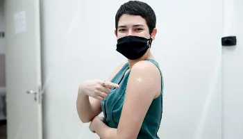 Vacinação contra a covid-19 é destinada ao público geral com idade superior a 24 anos 