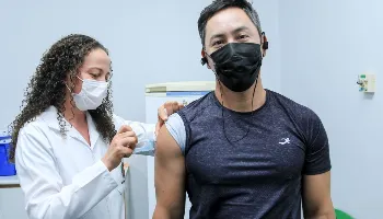 Vacinação contra Covid-19 nesta sexta-feira (15) é destinada a pessoas com mais de 18 anos 