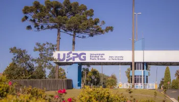UEPG abre 19 vagas para professores com salários de até R$ 10,6 mil