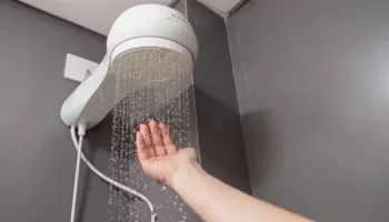 Água fraca no banho? Veja dicas de como limpar o chuveiro e recuperar o fluxo 