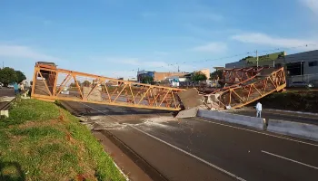 VÍDEO: Com a caçamba levantada, caminhão derruba passarela do Contorno Norte em Maringá 
