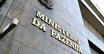 Ministério da Fazenda abre concurso com 49 vagas e salários a partir de R$ 8 mil 