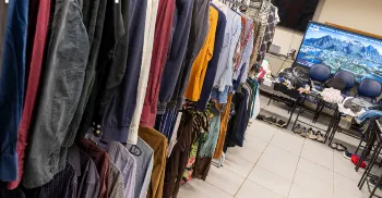 Bazar 'Cabide Universitário' promove distribuição e troca de roupas e acessórios na UEM 