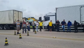 Polícia Rodoviária Federal do Paraná determina a liberação das rodovias em todo o Estado Polícia Rodoviária Federal do Paraná determina a liberação das rodovias em todo o Estado