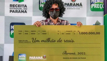 Disfarçada, ganhadora do prêmio máximo do Nota Paraná recebe quantia milionária 