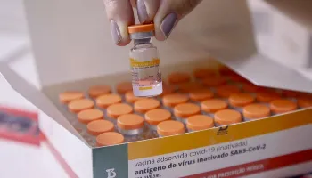 Coronavac é efetiva contra variante de Manaus, mostra estudo 