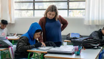 Paraná contrata alfabetizadores com salários de até R$ 2,4 mil; saiba como se inscrever 