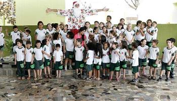 Papai Noel “gigante” visita alunos de escolas municipais 