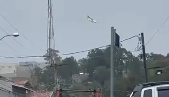 Avião que saiu de Cascavel cai em área residencial de Vinhedo-SP 