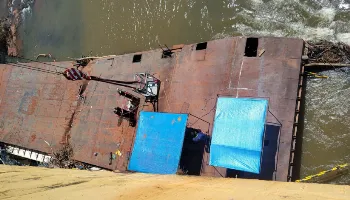 Após quase quatro meses, balsa que colidiu na ponte de Floresta será retirada 