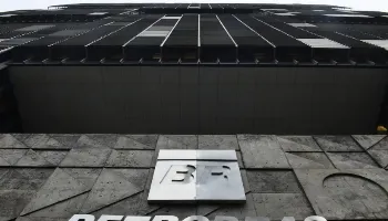 Petrobras anuncia redução no preço da gasolina a partir desta terça (27) 