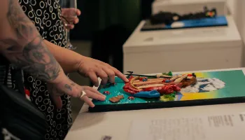 Exposição ‘Ao Toque Delas’ traz experiência inédita a Maringá com arte tátil e audiodescrição