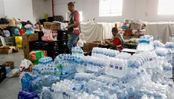 Bombeiros ensinam como organizar os itens antes de doar para o Rio Grande do Sul 