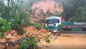 Deslizamento na BR-376 em Guaratuba atinge 10 carros e cinco caminhões 