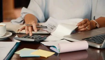 Os paranaenses estão mais endividados, apontam CNC e Fecomércio PR 
