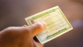 Apenas 13% dos jovens estão aptos para votar este ano; índice é o menor registrado na história Apenas 13% dos jovens estão aptos para votar este ano; índice é o menor registrado na história