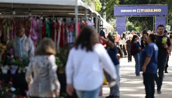 Desemprego no trimestre cai para menor taxa histórica, mostra IBGE 