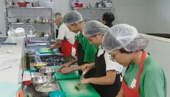 Desemprego cai de 8% para 7,7% no terceiro semestre deste ano 