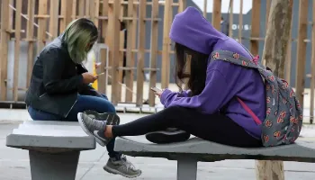 Saiba como redes de ensino que proíbem celulares aplicam as regras 
