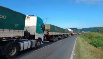 Buzinaço e filas de 13 km: pedágio do PR registra transtornos no feriadão de Páscoa 