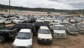Paraná realiza leilão com mais de 300 veículos e sucatas em Curitiba e São José dos Pinhais 