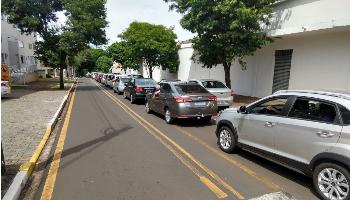 Vacinação drive thru contra Covid-19 resulta em fila de aproximadamente 3 km em Maringá Vacinação drive thru contra Covid-19 resulta em fila de aproximadamente 3 km em Maringá