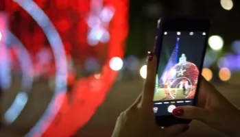 Prefeitura inicia instalação das luzes de Natal em Maringá Prefeitura inicia instalação das luzes de Natal em Maringá