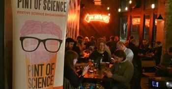 Pint of Science leva debates sobre tecnologia, racismo e arte a bares de Maringá 