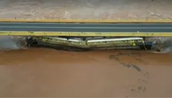 Balsa permanece presa à ponte da PR-317 em Floresta 