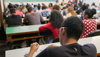 Universidades estaduais oferecem cursos de inglês, espanhol e francês; veja como se inscrever 