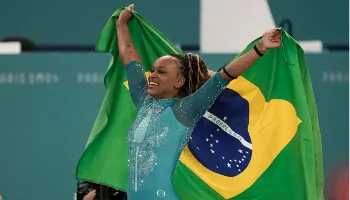 Rebeca Andrade é ouro no solo e alcança feito inédito Rebeca Andrade é ouro no solo e alcança feito inédito
