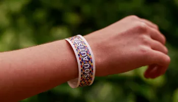 Alas pediátricas da UPA de Maringá implantam uso de pulseira para identificar crianças com autismo 
