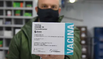 Paraná recebe novo lote com 180 mil doses de vacina contra a covid-19 
