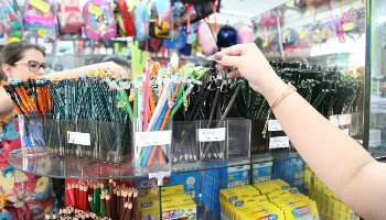 Procon indica diferença de até 1.185% no preço do material escolar em Maringá 