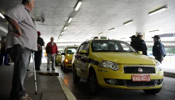 Auxílios federais para taxistas e caminhoneiros começam a ser pagos em agosto 