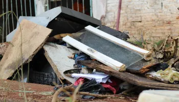 Equipes recolhem cerca de 800 kg de entulhos com acúmulo de água em residência no Conjunto Requião 