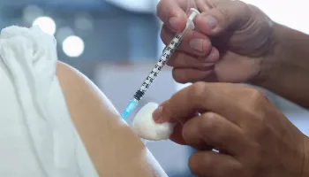 Alunos da rede estadual serão vacinados nas escolas e creches de todo Paraná 