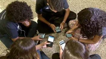 Pesquisa mostra que 82% dos brasileiros são contra uso do celular por crianças de até 3 anos 