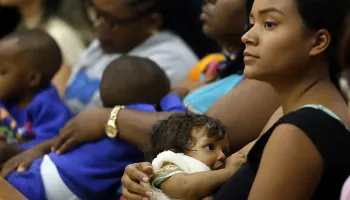 Mães vacinadas contra covid-19 protegem filhos por meio da amamentação 