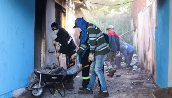 Equipes da Prefeitura de Maringá retiram mais de 12 toneladas de lixo de imóvel no Jardim Tabaete
