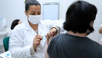 Veja público alvo da vacinação contra covid-19 nesta segunda-feira (31) em Maringá 
