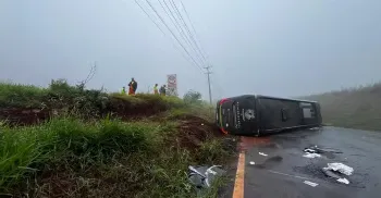 Ônibus com destino a Maringá tomba durante viagem na PR-444 