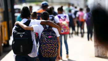 Violência nas escolas: Especialistas destacam como abordar o tema com crianças e adolescentes Violência nas escolas: Especialistas destacam como abordar o tema com crianças e adolescentes